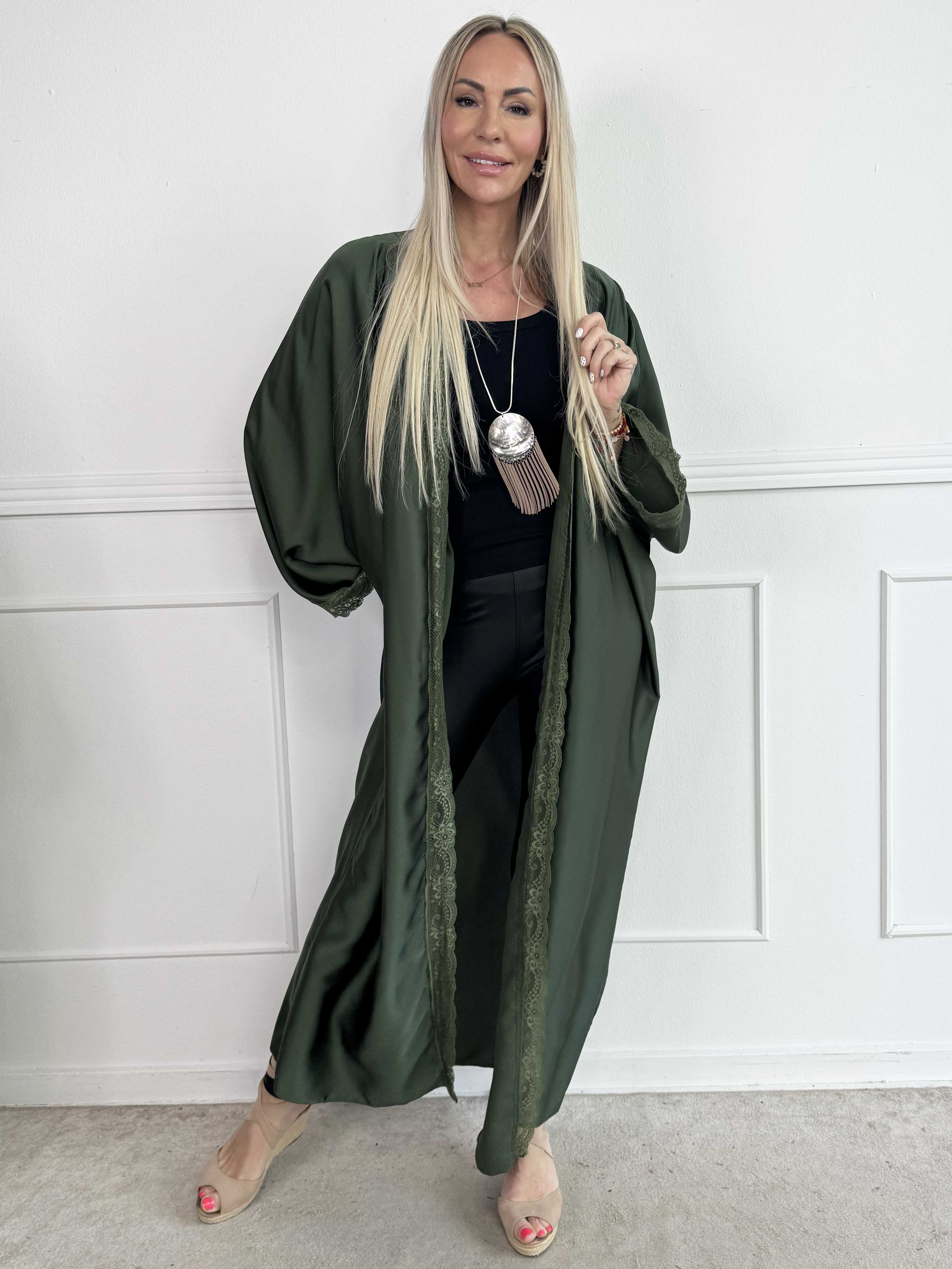 Deiene - Lang kimono i silkelook med elegant blondekant for et let og sofistikeret udtryk